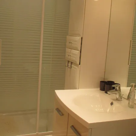 5 Pers Avec Balcon Et Garage A Super Besse, Wi-fi Gratuit - Fr-1-814-43 *